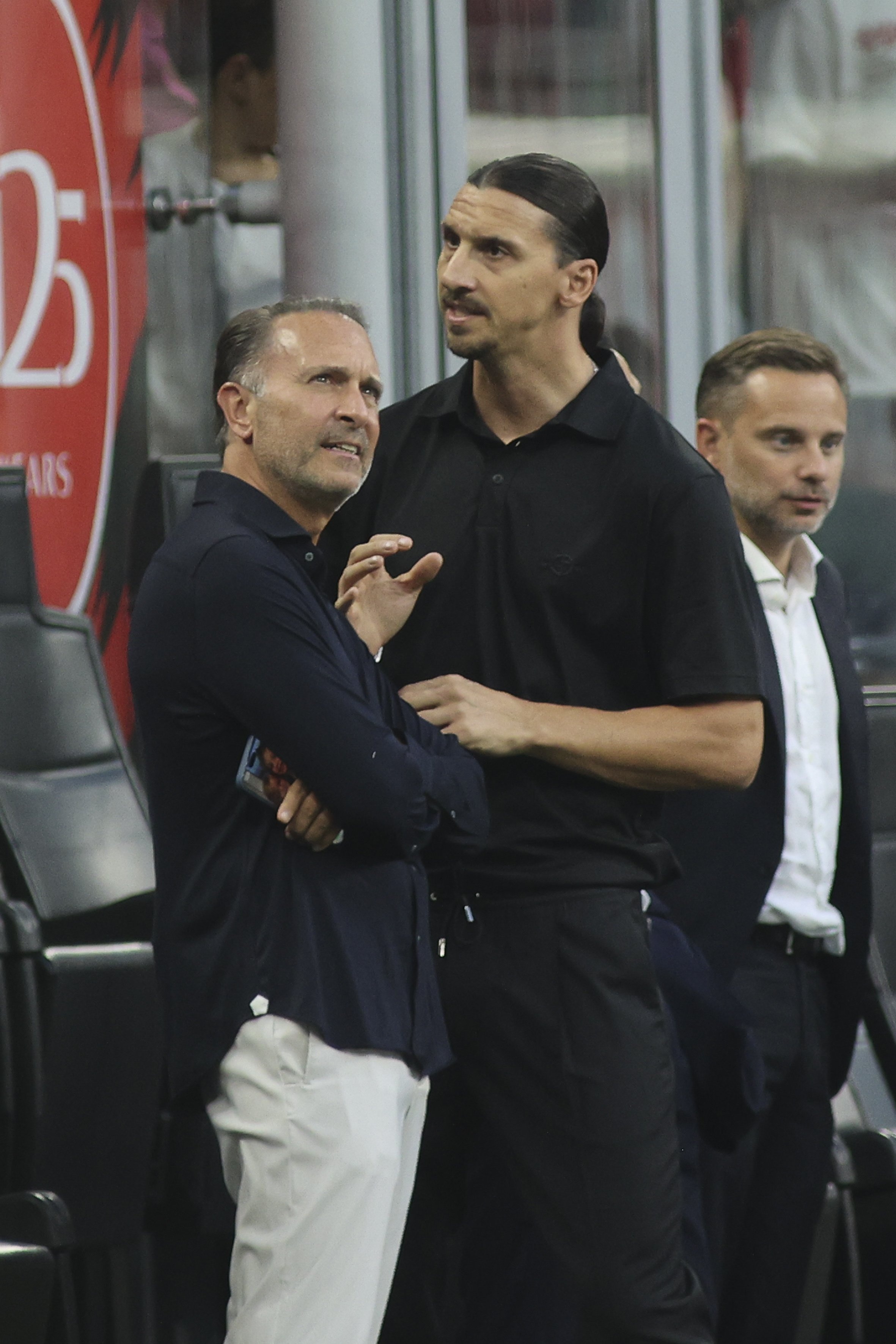 博鱼体育投注-记者：伊布与米兰老板卡迪纳莱会面，阿莱格里等人也在场